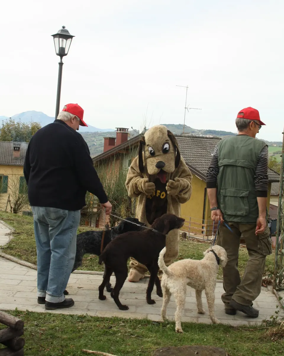 Cercatori e cani per le vie del paese