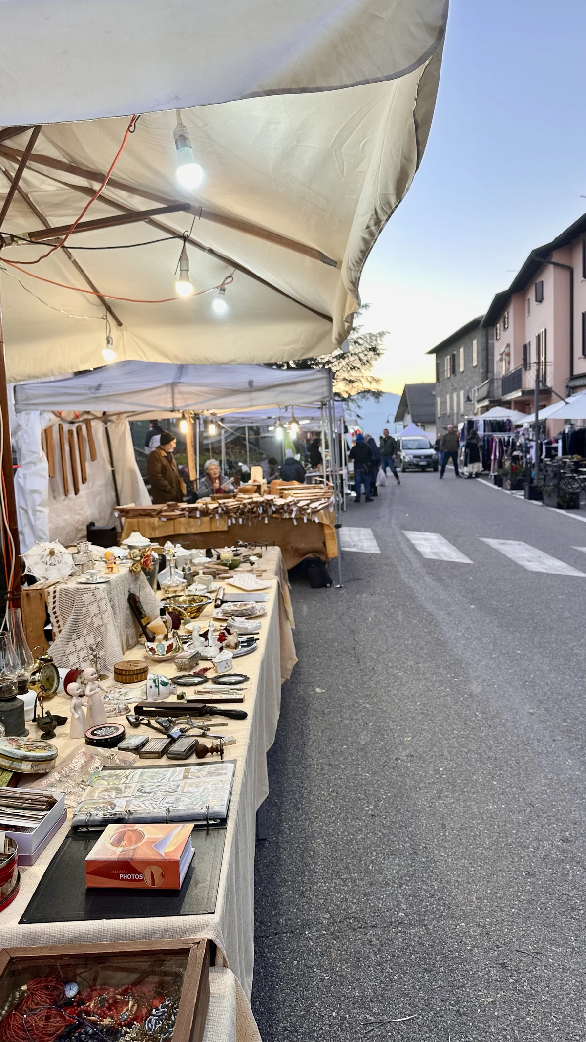 Bancarelle di prodotti nelle vie di Montefiorino