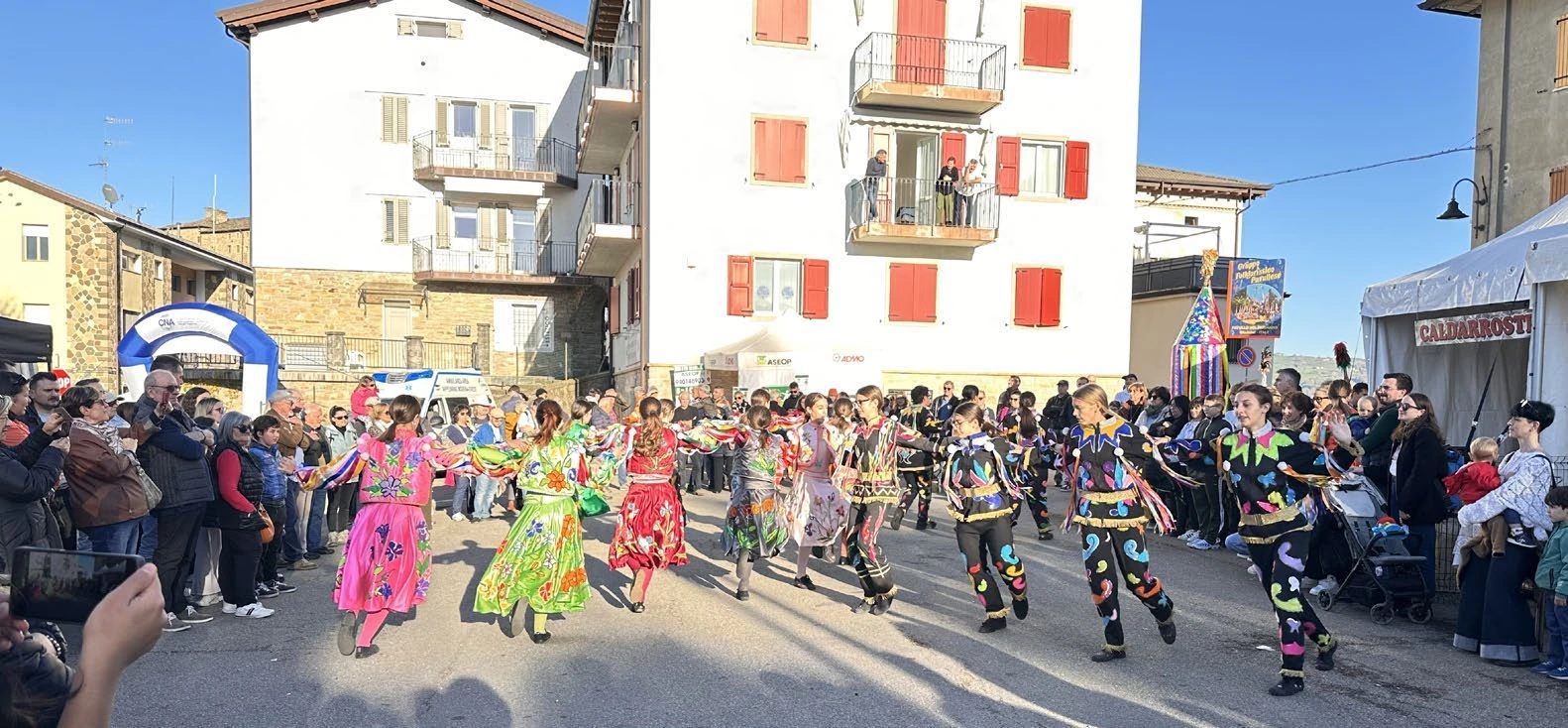 Sfilata in costume nelle vie del paese